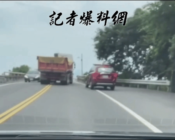 消防員疑精神不濟,直撞護欄送醫。(圖/翻攝自記者爆料網)