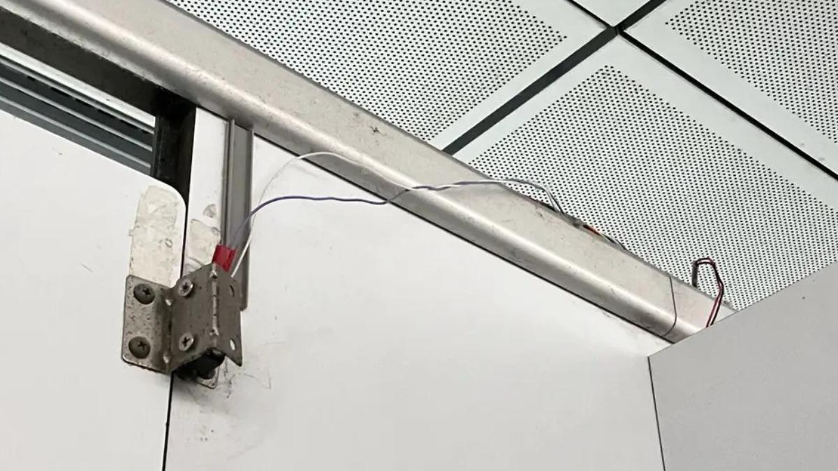 網友指出這其實是感應裝置。(圖/翻攝自Dcard)
