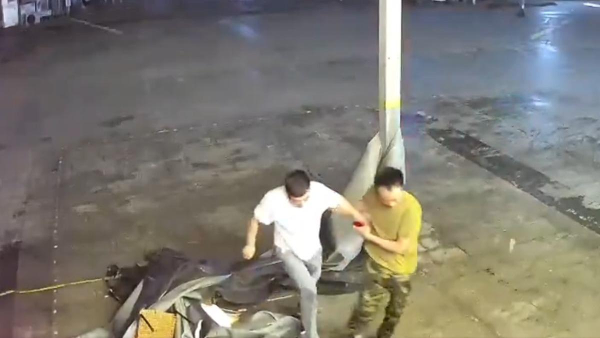 2名男子好不容易脫困後趕緊躲到室內。（圖／翻攝自X@yuashwe）