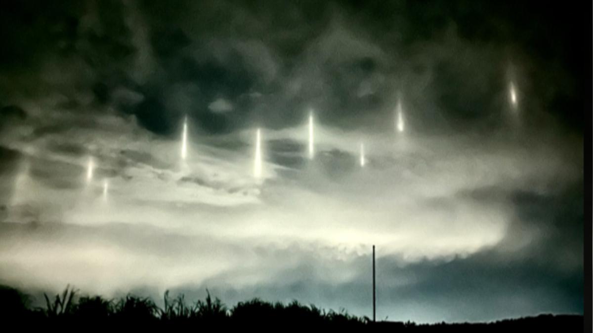 日本夜空現多道「神秘光束」 千萬網友看傻:外星人入侵?