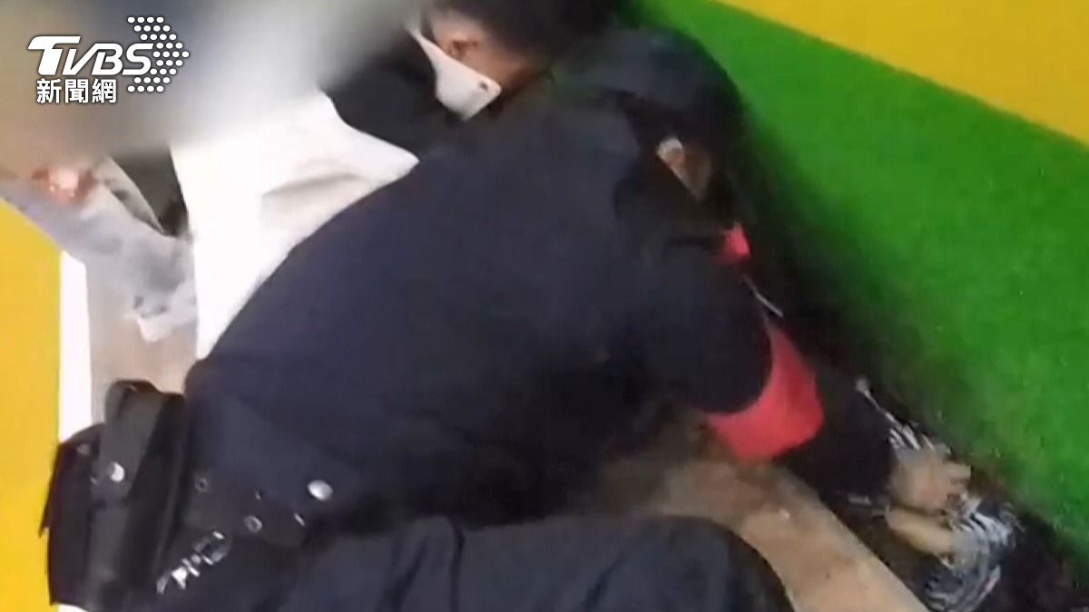 當地員警巡邏時發現男童跌落,拔腿狂奔救人。(圖/達志影響美聯社)