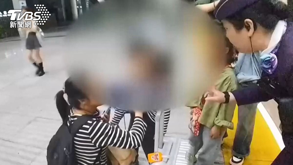 男童被救起時受到驚嚇,所幸毫髮無傷。(圖/達志影像美聯社)