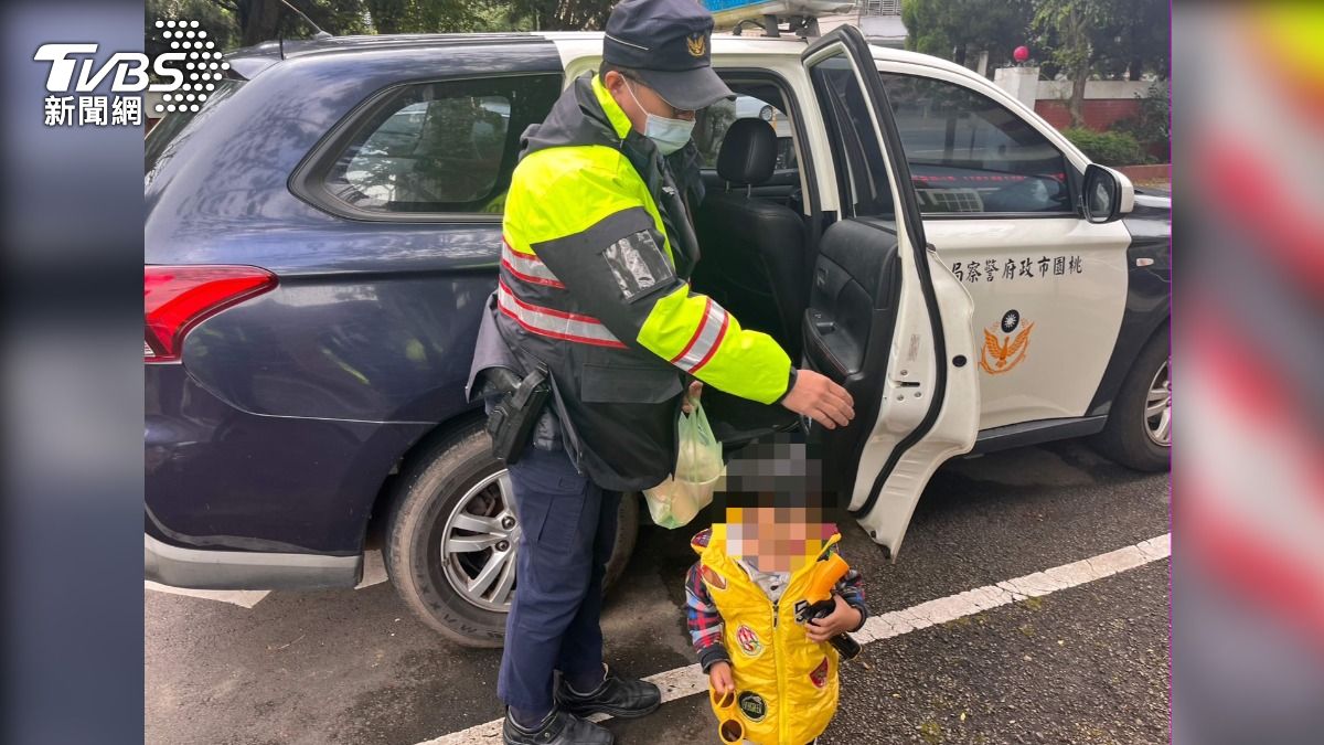 3歲童清晨偷跑出門迷路路邊大哭!桃園暖警變保母助返家