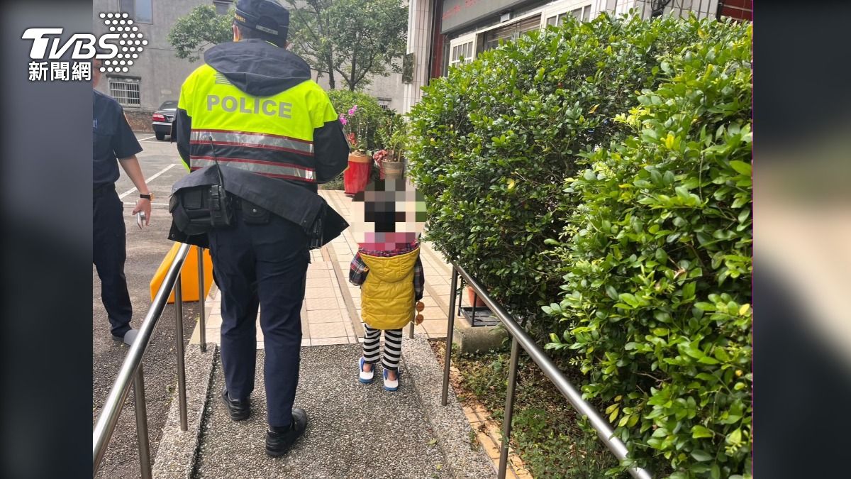 3歲童清晨偷跑出門迷路在路邊大哭。（圖／TVBS）