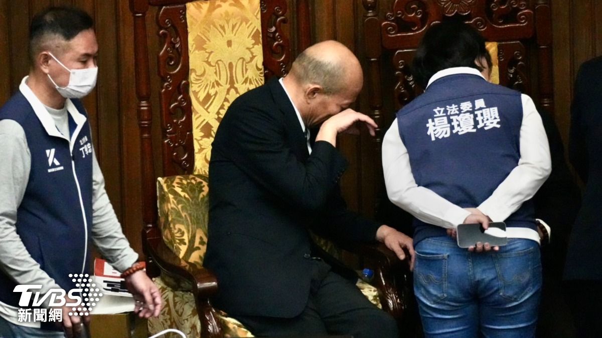 挑燈夜戰的韓國瑜露出疲態。(資料圖/區國強攝)