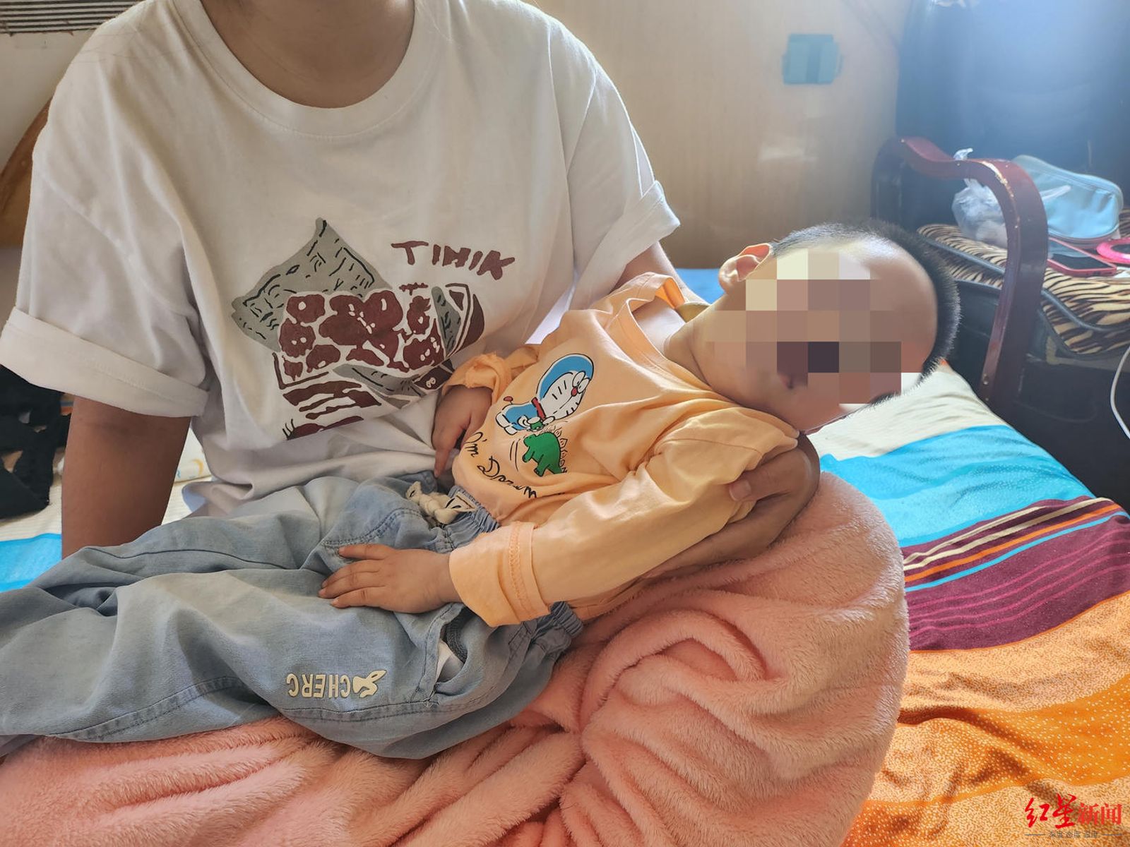 女嬰緊急送醫治療後雖然撿回一命,不過四肢癱瘓、器官也非常衰弱。(圖/翻攝自紅星新聞)