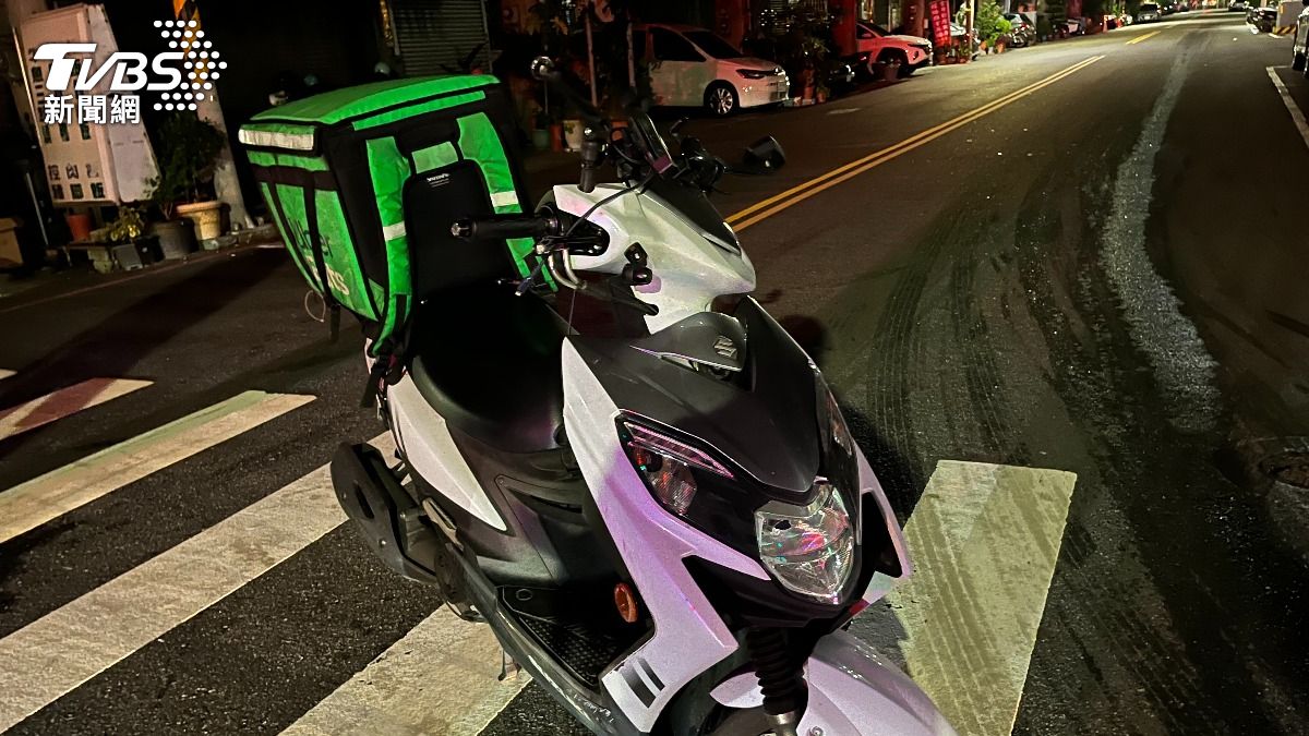 整條路都是!BMW狂漏油裝沒事違停 外送員慘摔:以為是水痕