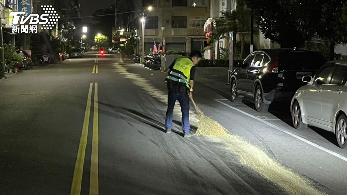 員警獲報到場後發現路面都是油漬，立即通報清潔隊協助處理。（圖／TVBS）