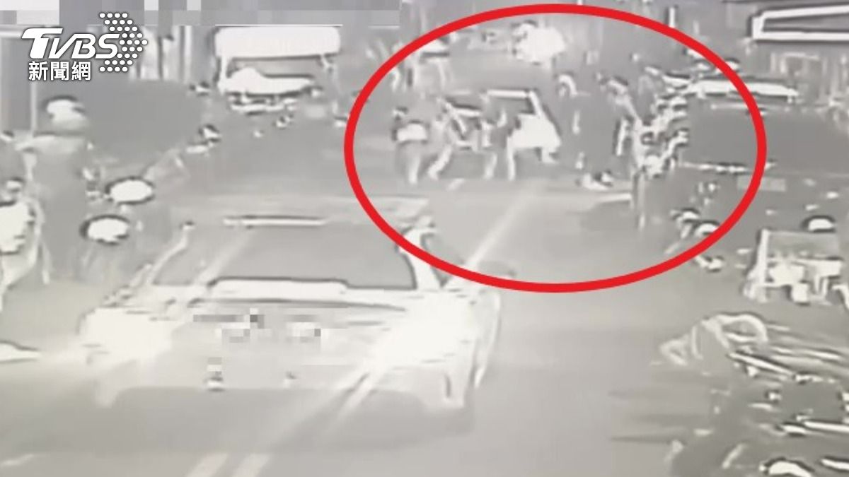 三重深夜槍響!球棒狂砸賓士車還開1槍 警逮6惡煞1人在逃