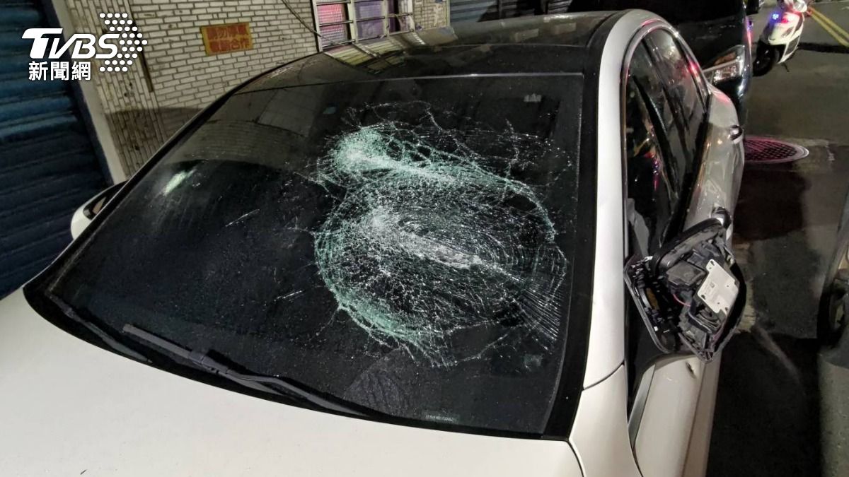 賓士車遭球棒砸毀,後視鏡上來遺留彈孔。(圖/TVBS)