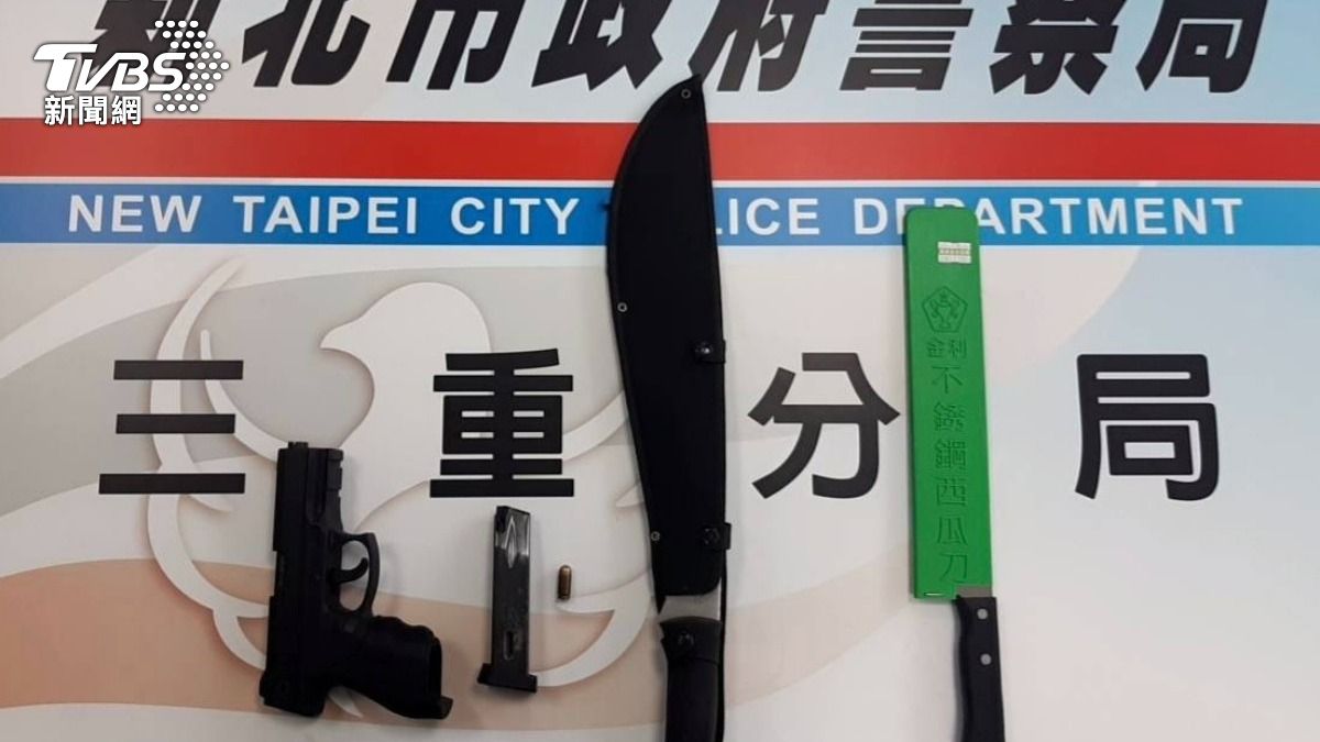 警方查扣改造手槍、刀械等證物。(圖/TVBS)