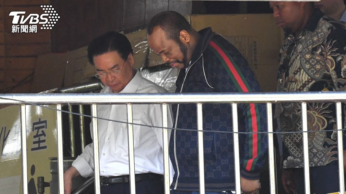 外交部長吳釗燮迎接史瓦帝尼國王等貴賓進入釣蝦場。(圖/胡瑞麒攝)
