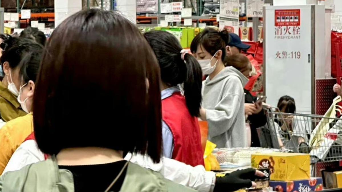 野生女星量販店排隊「近看超大咖」 網驚:口罩也擋不住的美
