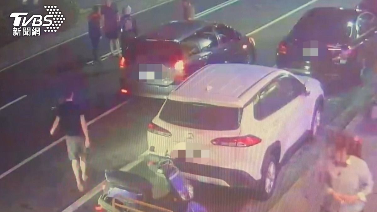 深夜全武行!嘉義行車糾紛爆亮刀衝突 2警壓制慘遭劃傷