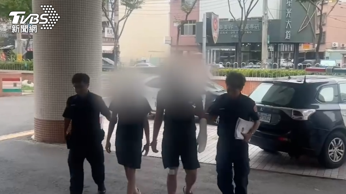 警方將涉案人士逮捕回警局,訊後四人全依傷害罪現行犯逮捕移送。(圖/TVBS)