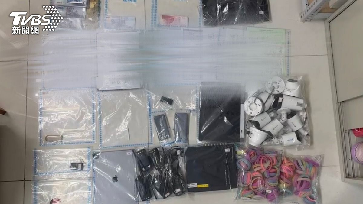 警方查扣監視器、手環、毒品等相關證物。（圖／TVBS）