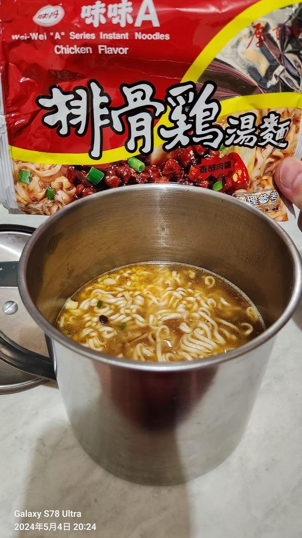 網友分享兒時回憶,阿公很喜歡用鋼杯泡泡麵。(圖/翻攝自泡麵公社 泡麵俱樂部臉書)