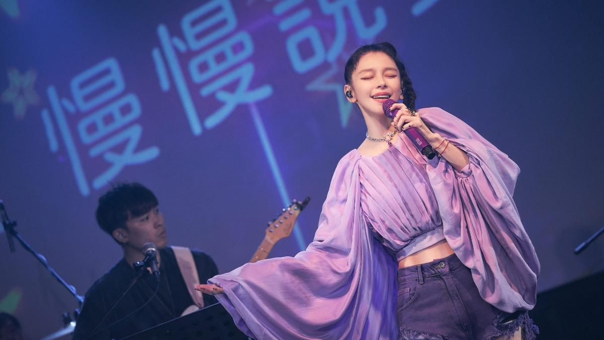 徐若瑄唱一半！「超帥天王」突衝上台搶麥　愣住：你怎會來？