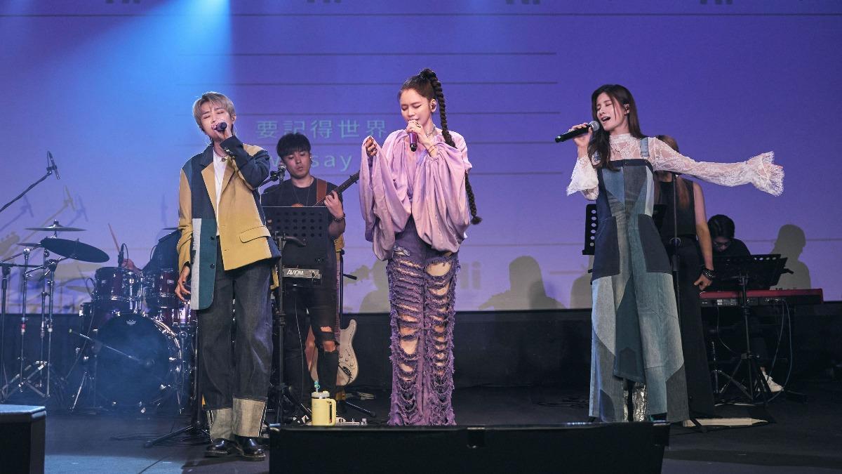 徐若瑄跟晨悠合聲演唱〈全世界我最不配擁有你〉。（圖／索尼音樂提供）