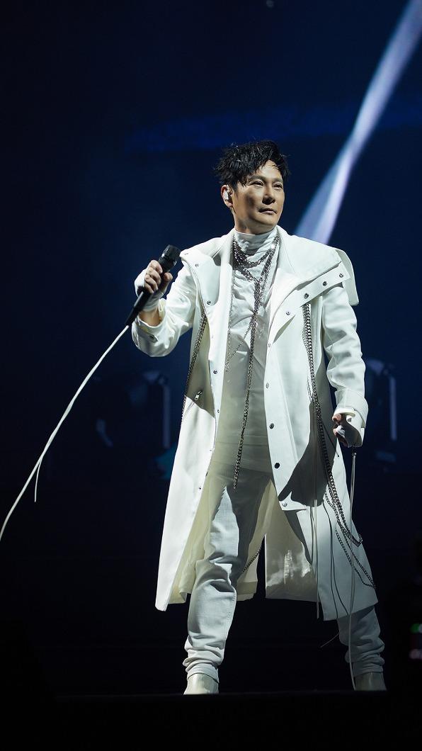 張信哲登上「中國音樂公告牌」(Billboard)四月號封面人物。(圖/潮水音樂提供)