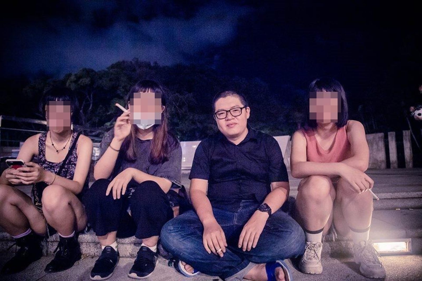羅宜臉書中多是與性格正妹合照的照片，男性友人的照片極少。（圖／翻攝自羅宜臉書）