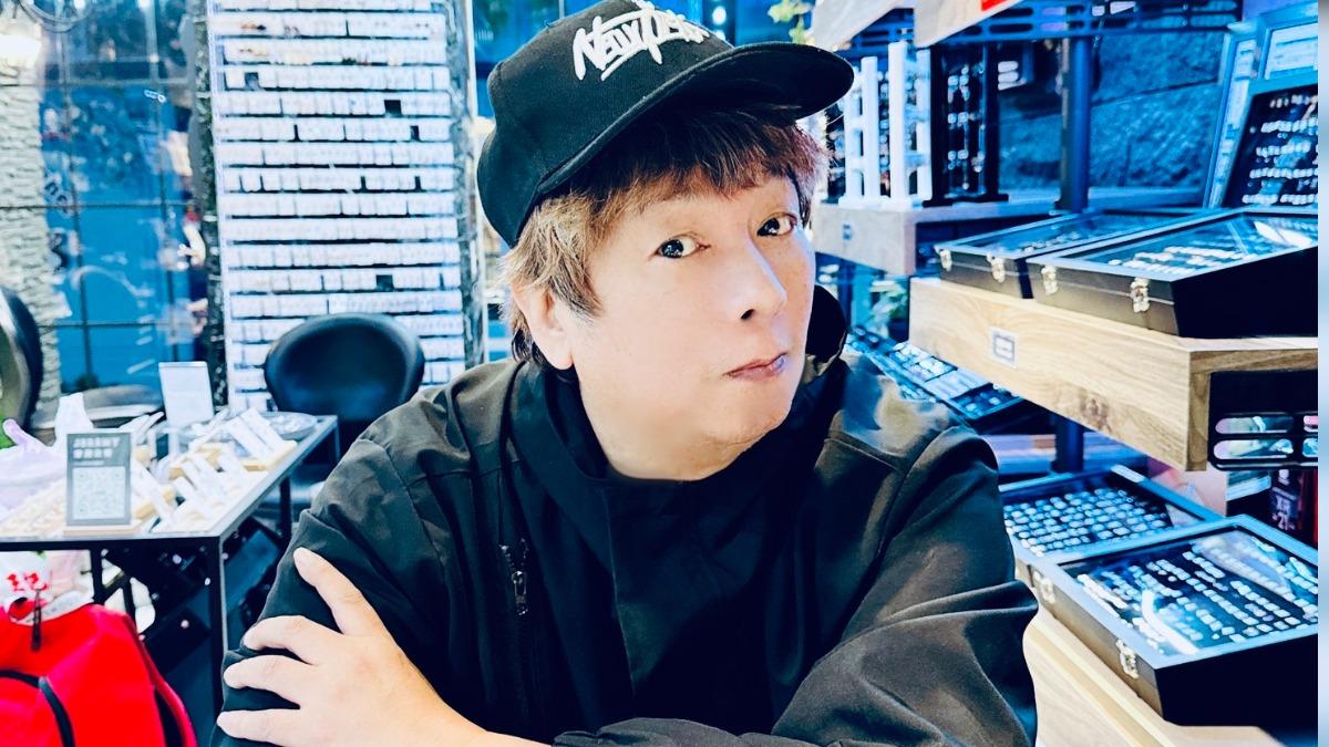曹西平颱風天公開驚人畫面「6秒超驚悚」 店外招牌遭強風吹走
