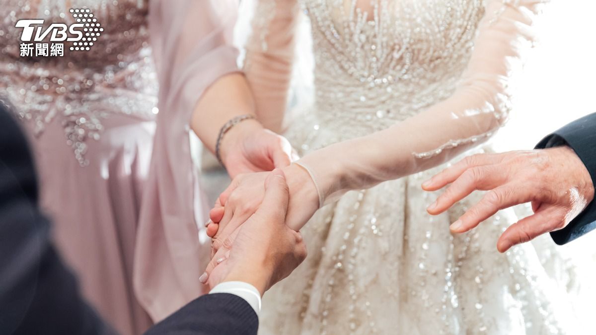 女兒結婚!爸重病不能來「1人躲直播」淚看 隔天安心離世