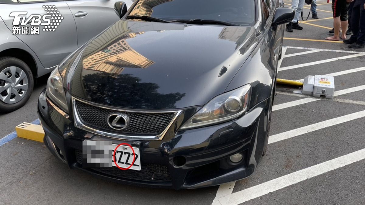 車牌遠看像ZZ,而非22。(圖/TVBS)