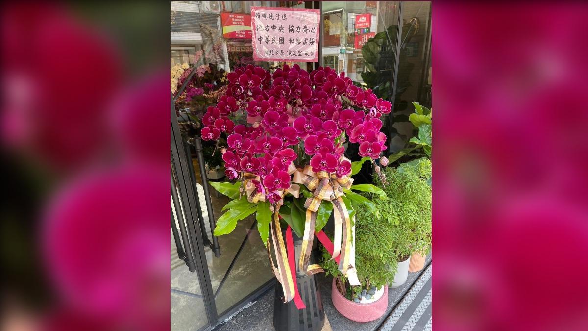侯友宜致贈賴、蕭2人花籃。（圖／花店提供）