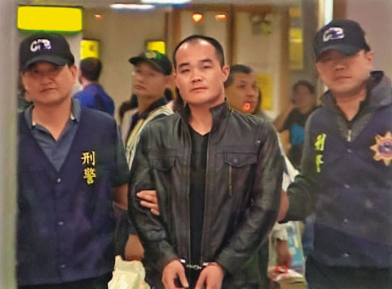 張鈞傑(中)犯案後逃亡大陸,被引渡回台後,也拒絕透露棄屍地點。(圖/東森新聞提供)