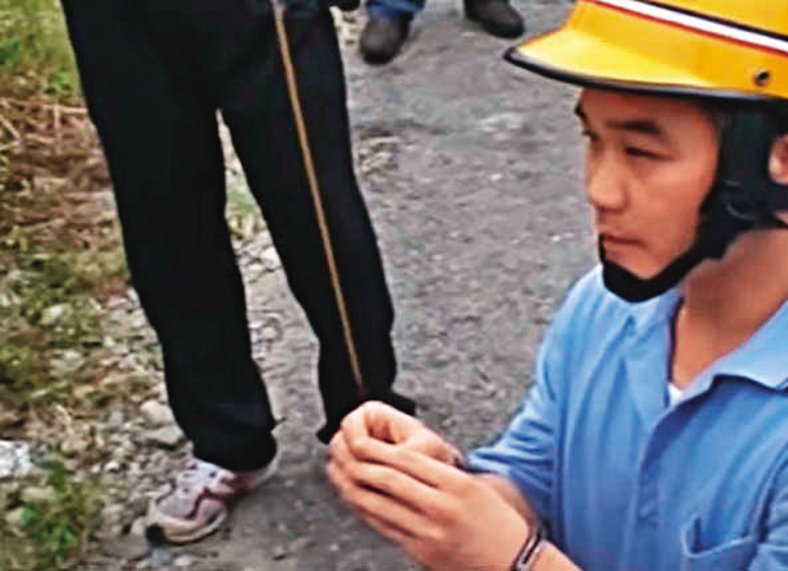 張鈞傑在鯉魚潭水庫附近的棄屍現場,下跪焚香祈求死者原諒。(圖/翻攝自東森新聞)