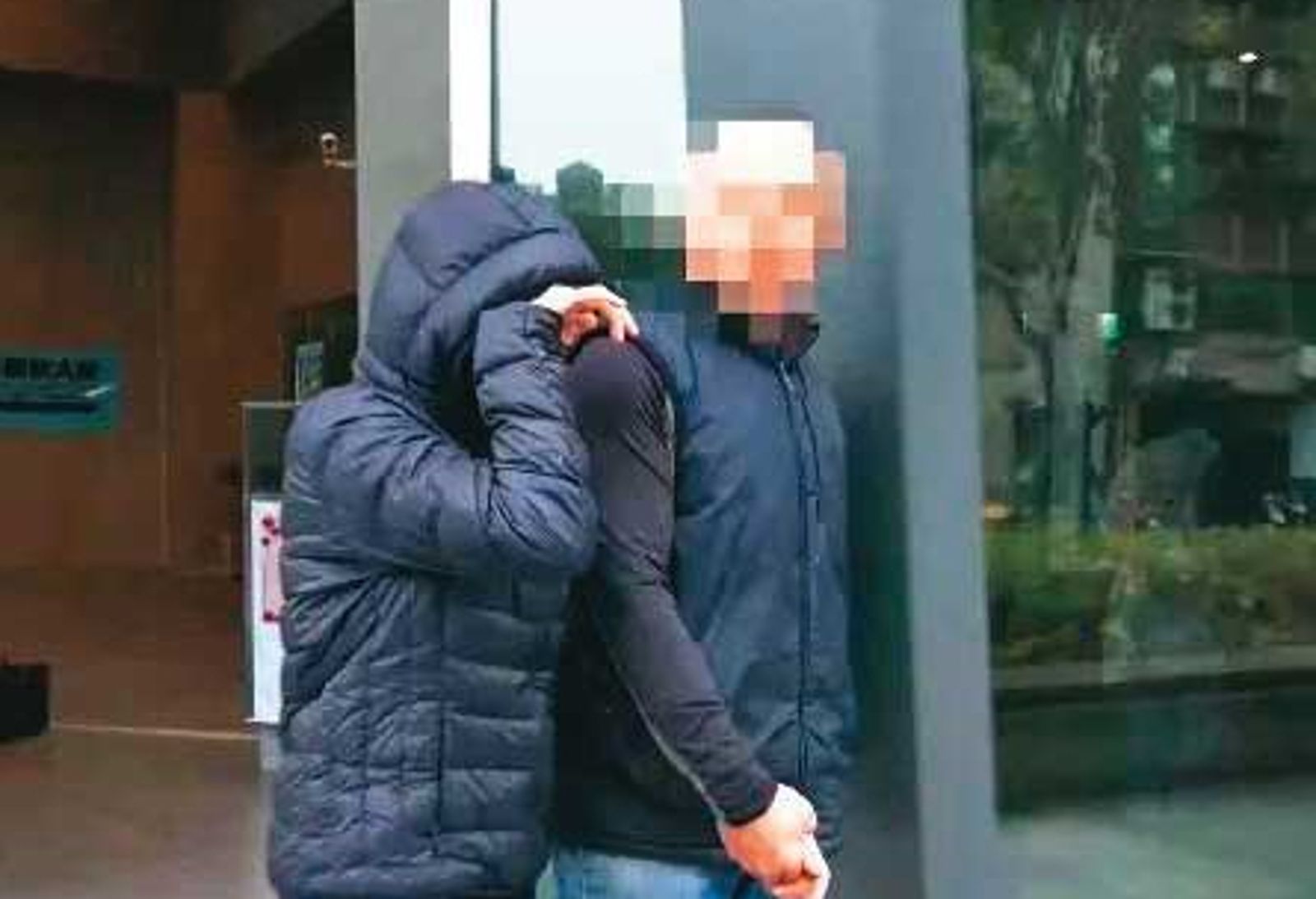 楊姓女子（左）涉嫌對澳洲男友下毒，被警方依重傷害罪嫌送辦。（圖／翻攝三立新聞）