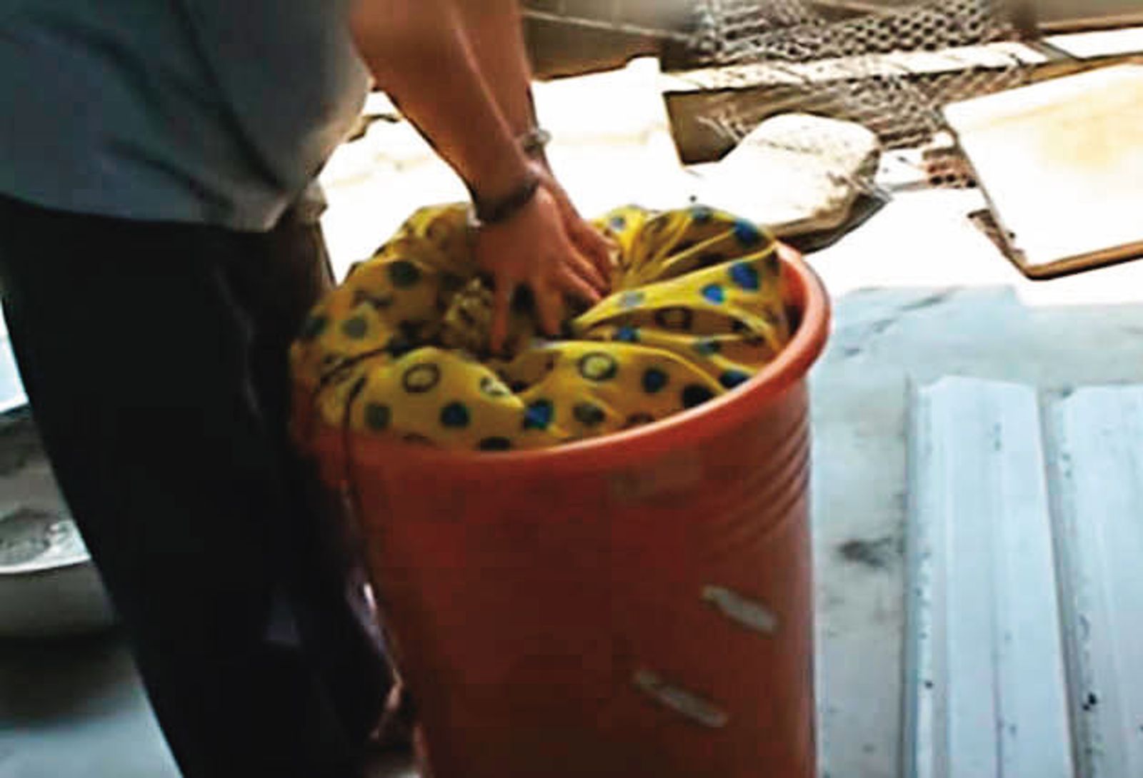 張鈞傑坦承將屍體裝進大垃圾桶並以水泥密封後,從鯉魚潭邊坡往下丟。(示意圖/翻攝自東森新聞)
