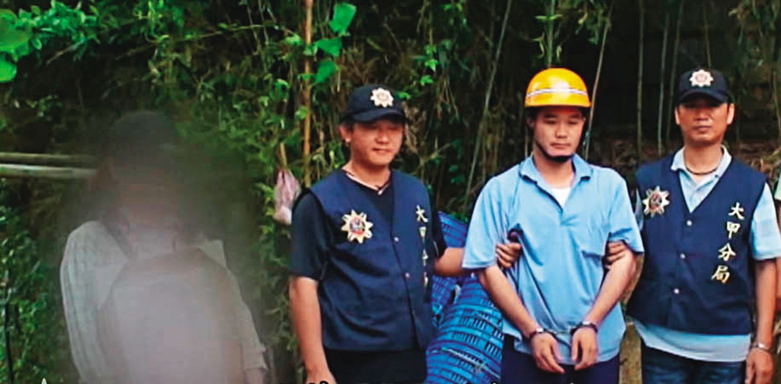 張鈞傑(右2)看到家屬手捧的趙女遺像後(左),瞬間崩潰,並下跪吐露棄屍地點。(圖/翻攝自東森新聞)