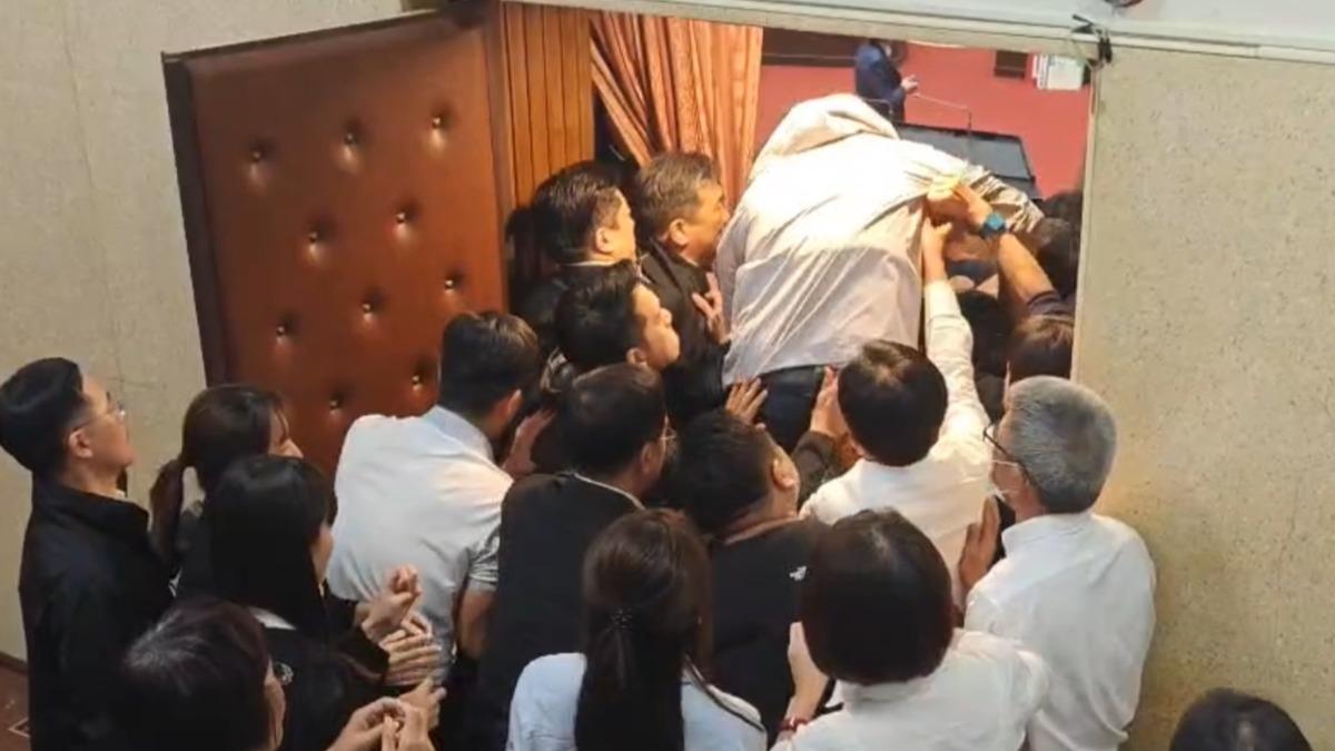 王鴻薇爆疑穿「驚人裝備」畫面曝!控預謀傷人 沈伯洋氣炸揭真相