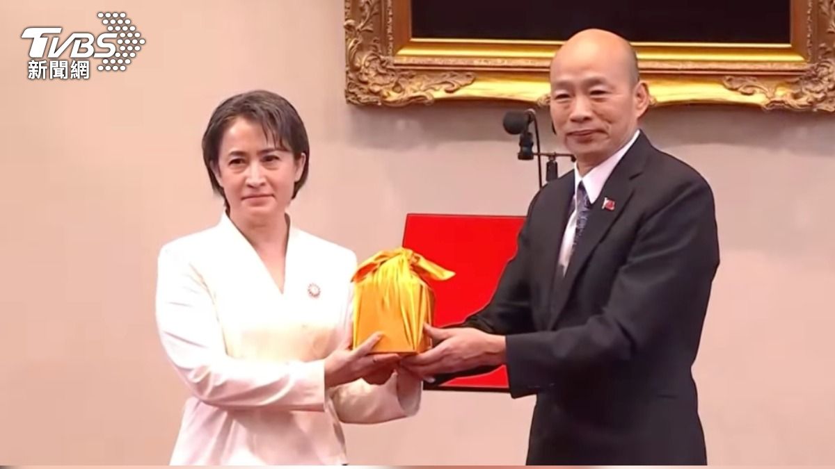 立法院長韓國瑜授予總統、副總統印信,也象徵賴蕭正式就職。(圖/TVBS)