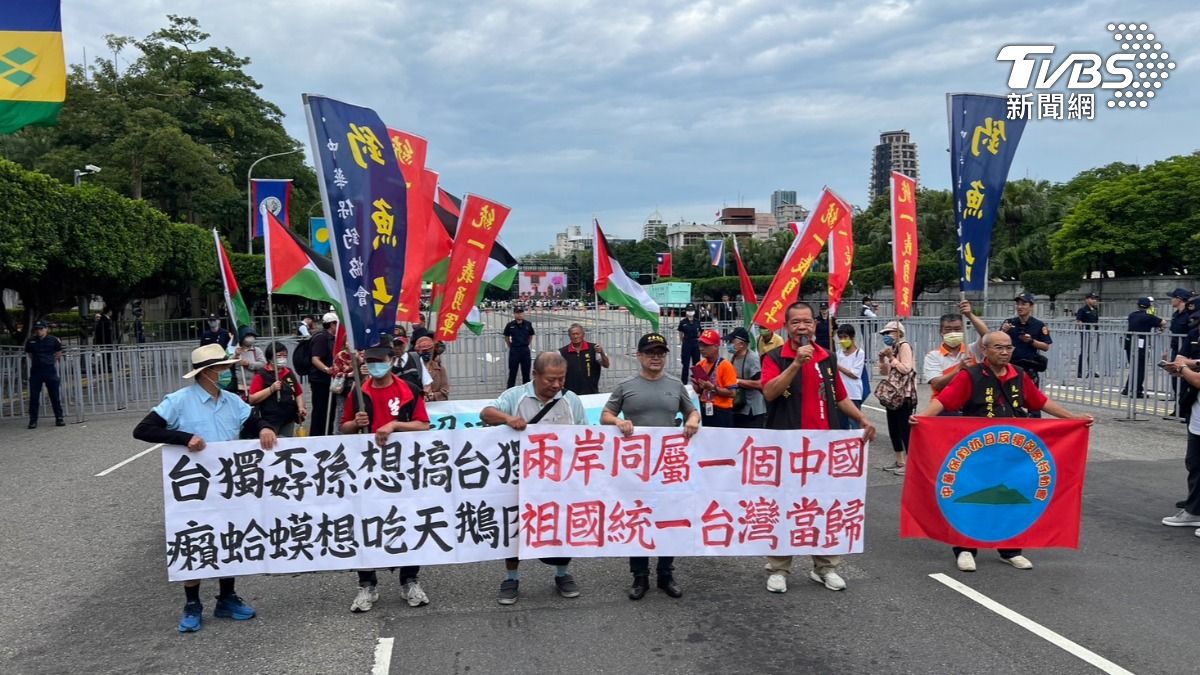 就職典禮場外抗議民眾。（圖／張貴翔攝）