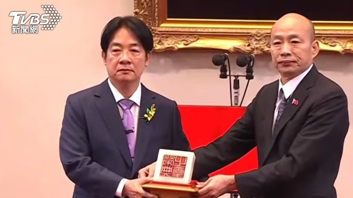 立法院長韓國瑜授予準總統賴清德國璽。(圖/TVBS)