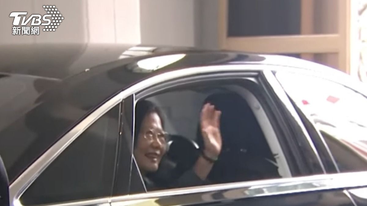 蔡英文上車揮別總統府。（圖／TVBS）