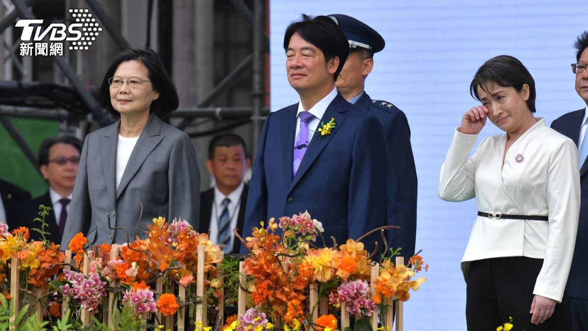 蕭美琴也感動以手拭淚。(圖/葉志明攝)