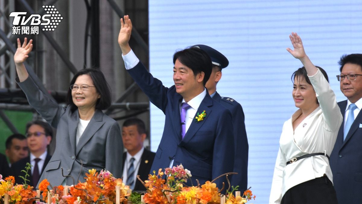 蔡英文與即將接棒的賴清德與蕭美琴揮手。(圖/葉志明攝)