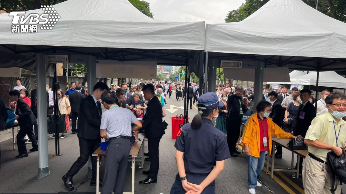 民眾要進入觀禮區都需經過安檢。(圖/張貴翔攝)