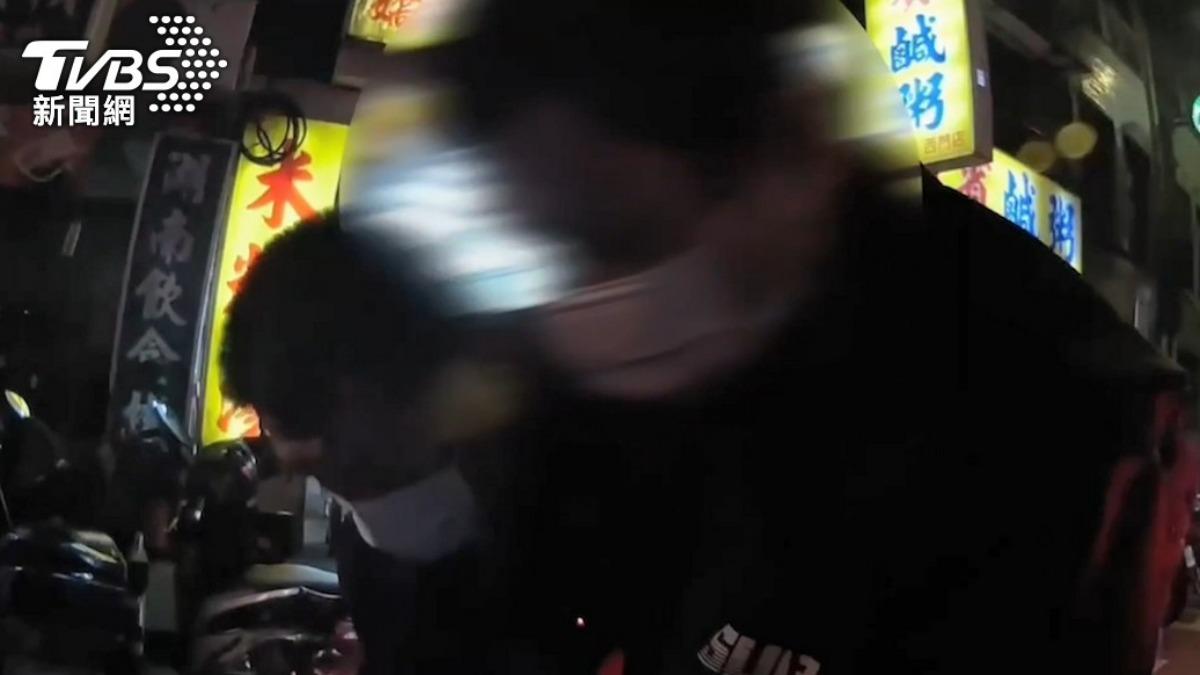 簡男曾在西門町持酒瓶隨機攻擊路人,警方到場將他壓制逮捕。(圖/TVBS資料畫面)