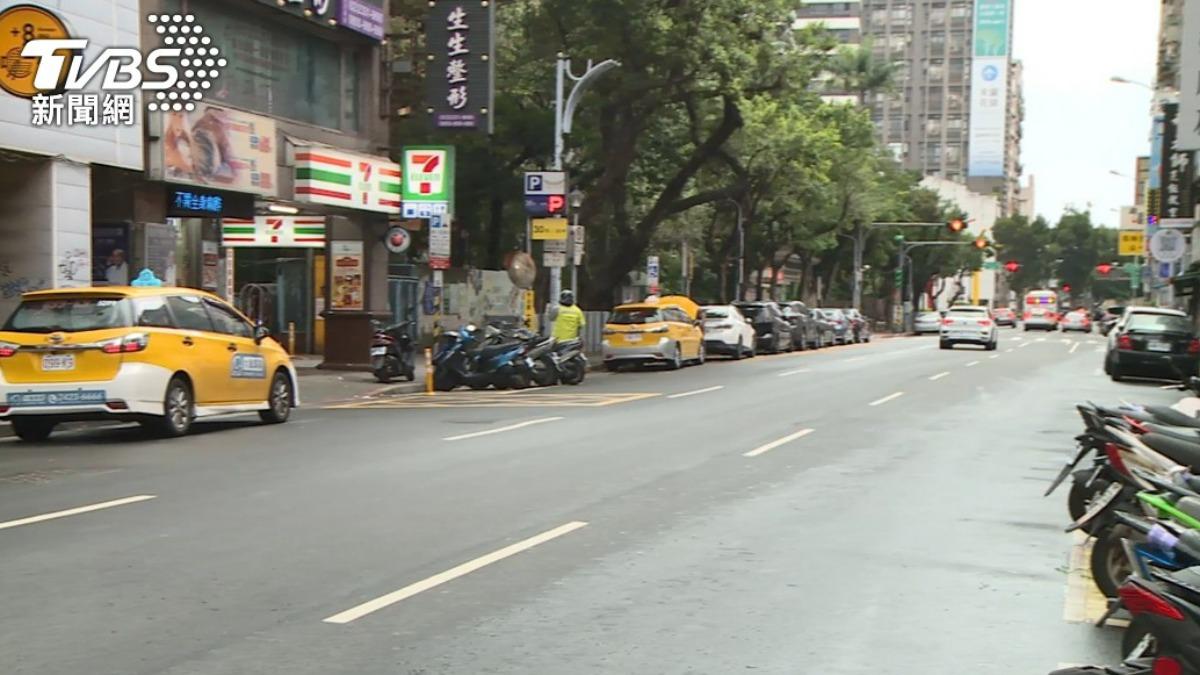 簡男曾在西門町持酒瓶隨機攻擊路人。(圖/TVBS資料畫面)