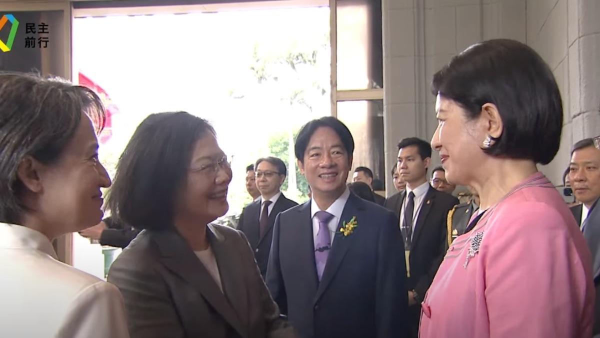 在賴清德、吳玫如與蕭美琴陪送下,蔡英文將登車離開總統府。(圖/翻攝總統府直播)