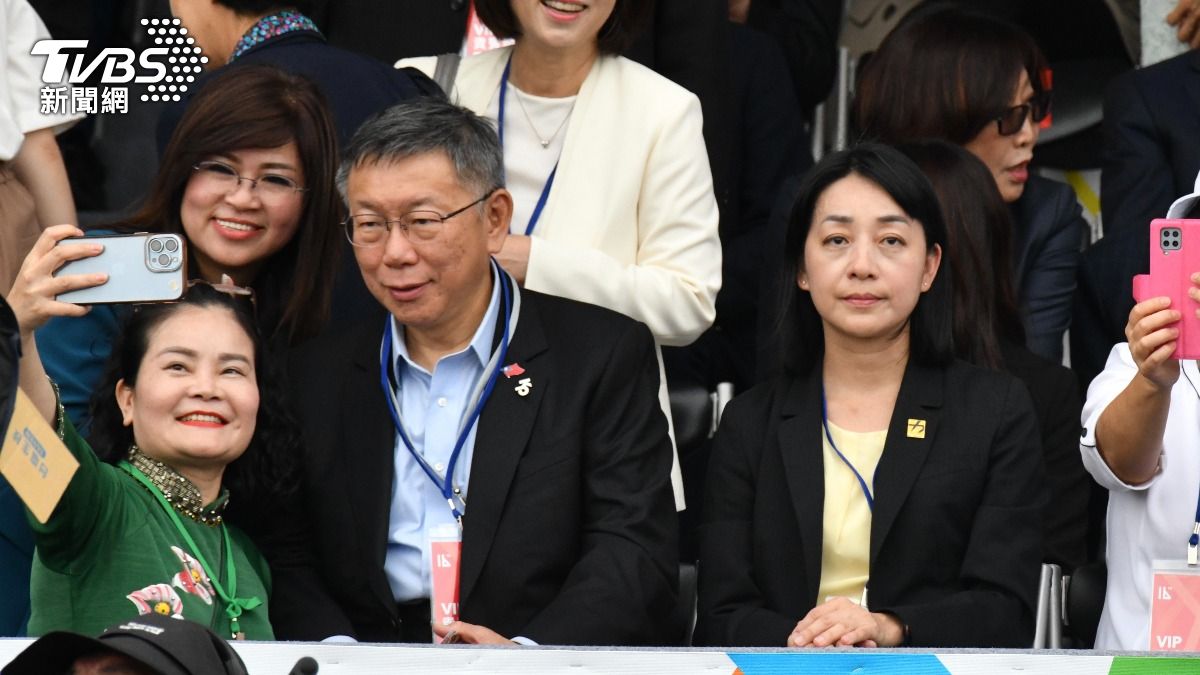 520就職/昨才籲小草別當藍附隨組織 王婉諭今與柯文哲並肩交談