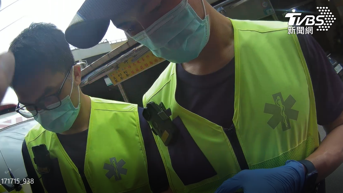 警消獲報到場後將隨機攻擊路的人的男子強制送醫。(圖/TVBS)