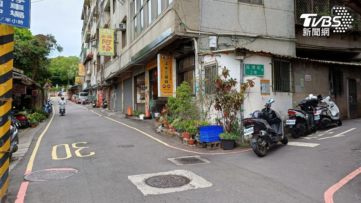 事發地點位於知名阿給老店前。(圖/TVBS)