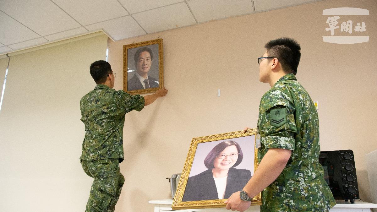 國軍換上賴清德玉照。(圖/國防部提供)