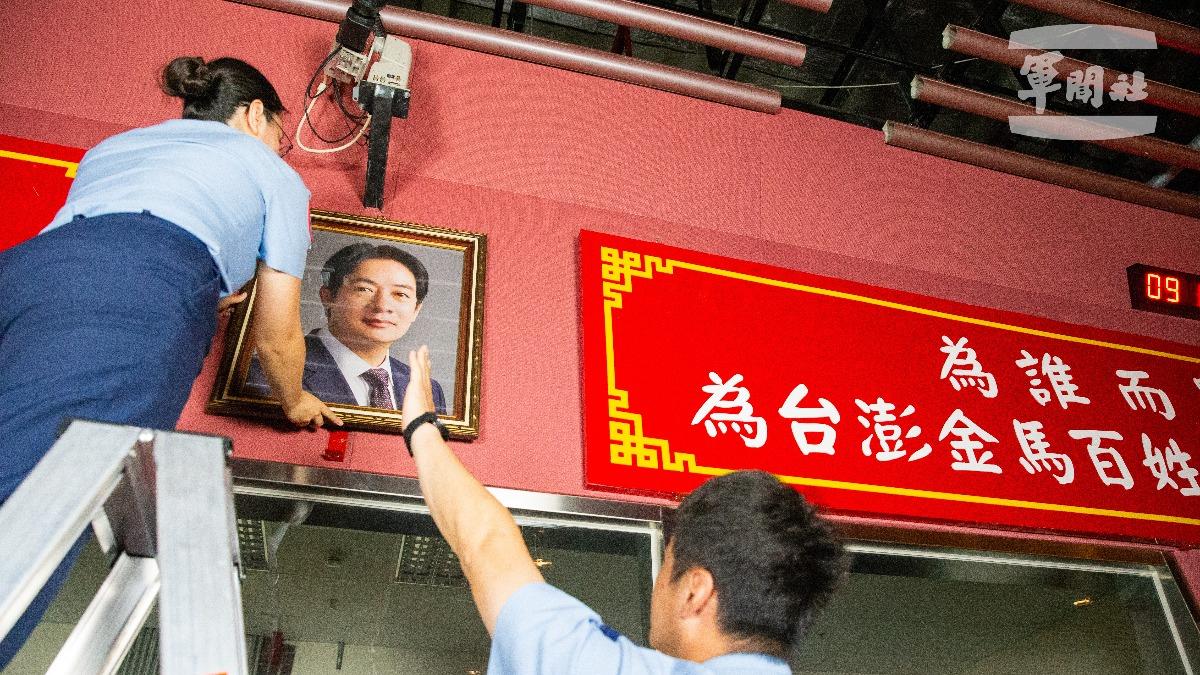 國軍進行總統玉照更換作業。(圖/國防部提供)